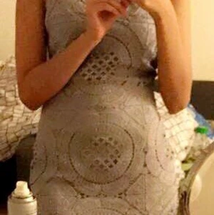 Grå klänning i spets  - Säljer denna snygga gråa klänning i spets i storlek 34/XS. Endast anvönd 1 gång! 