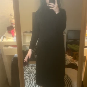 Stickad poloklänning  - förlåt för att min kamera suger! En stickad polo klänning. jätteskön och perfekt nu till vintern. 