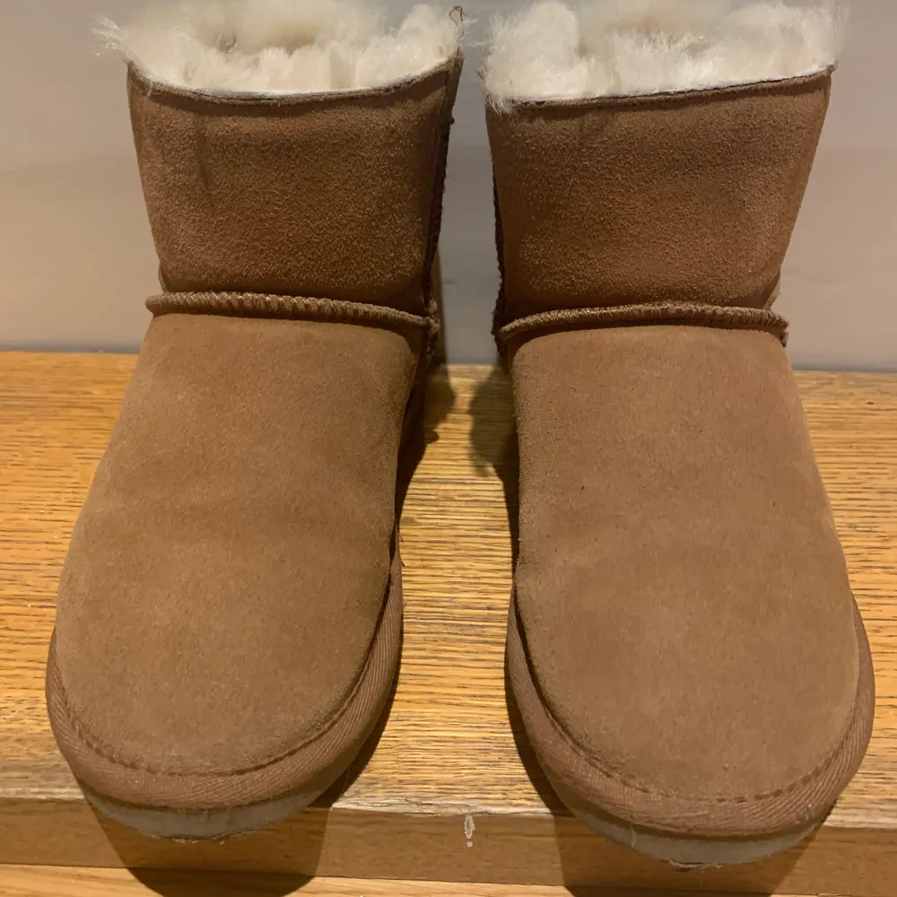 Säljer mina jätte fina ljusbruna uggs med rosett där bak pga att dem är för små. Är använda väldigt sparsamt och i ett mycket fint skick. Vid intresse kan jag skicka fler bilder.. Skor.