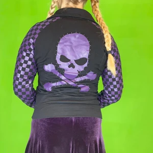 Living Dead Souls Hoodie - Hoodie från Living Dead Souls, storlek M. Diskret zipper under högra armbågen. I nyskick! Modellen använder vanligtvis storlek S/M och är 169cm. 92% bomull och 8% Lycra. Stretchig material! Flat lay mått: Bystbredd 46cm och längd 57cm. Spårbar frakt på 66kr är inräknad i priset. 