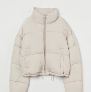 Beige hm jacka säljes stl xs/s - Säljer min helt nya vinterjacka med prislapp kvar då den inte var min stil riktigt. Från hm i stl xs/s. Den sitter väldigt oversized så skulle säga att den sitter som en s men den är ändå croppad. 