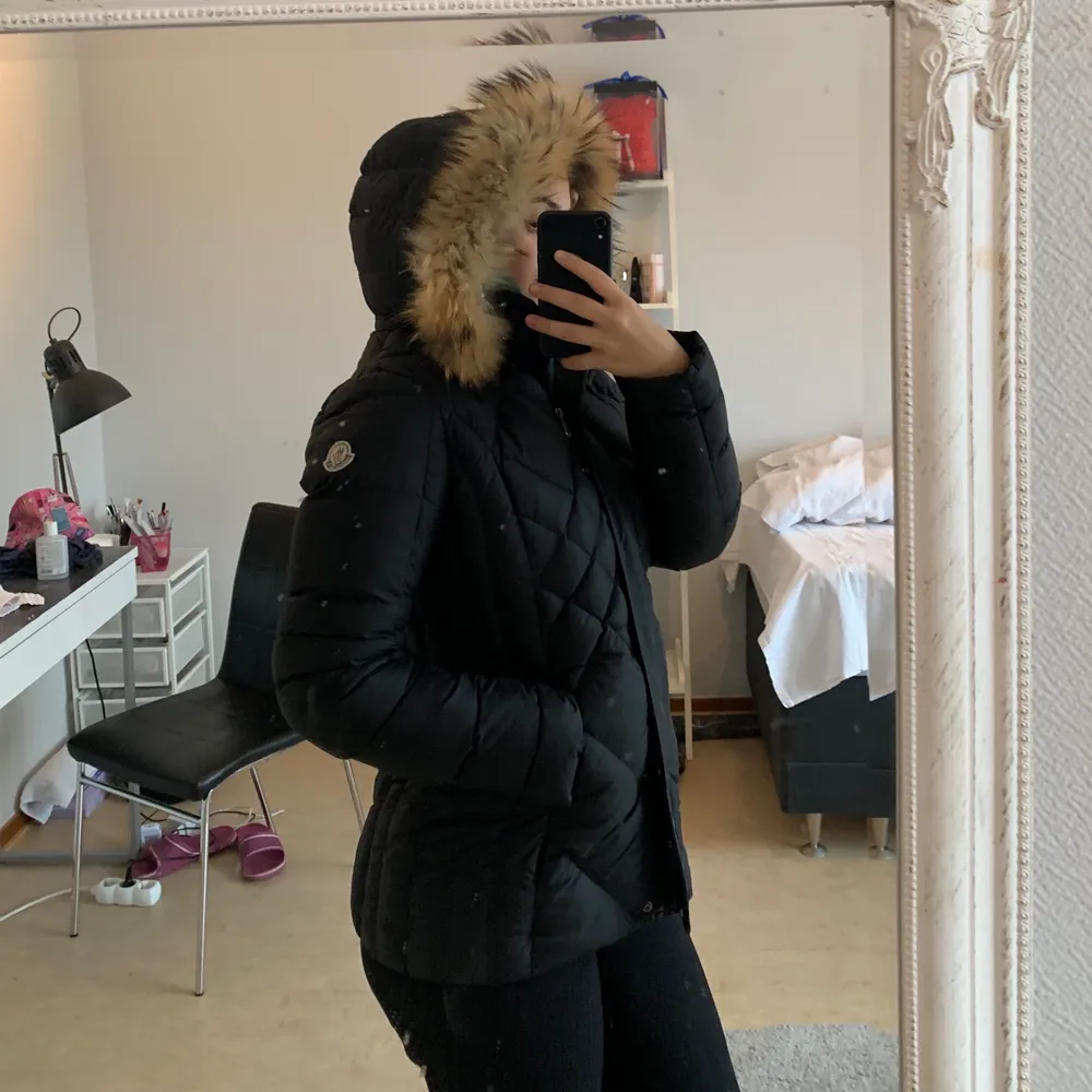 Söljer min moncler jacka då den inte kommer till någon användning längre. Fick i present för ca 1,5 år sedan. Passar perfekt nu inför vintern. Har tyvärr inget kvitto, därav priset. Jackan har däremot skannkod och lappar kvar. Passar storlek Xs-S. Takit.