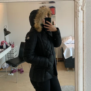 Moncler jacka dam  - Söljer min moncler jacka då den inte kommer till någon användning längre. Fick i present för ca 1,5 år sedan. Passar perfekt nu inför vintern. Har tyvärr inget kvitto, därav priset. Jackan har däremot skannkod och lappar kvar. Passar storlek Xs-S