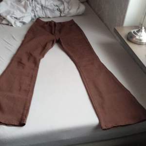Detta är ett par bruna jeans i storlek S ifrån zalando i fint skick fick hem dem nyss och dem passade inte. Jag säljer dessa för 100 kr