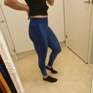 SOC leggings strlk S - Härligt koboltblå, mid rise leggings i gott skick som piggar upp träningspasset! Tyg i polyester och elastan. 