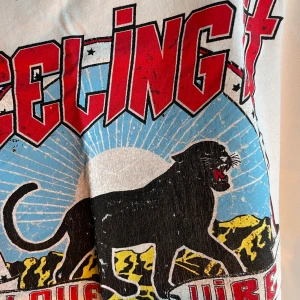 Cool t-shirt - As fet t-shirt som e sjukt skön och ball men kommer inte till användning nog. Den är oversized. ❤️‍🔥 