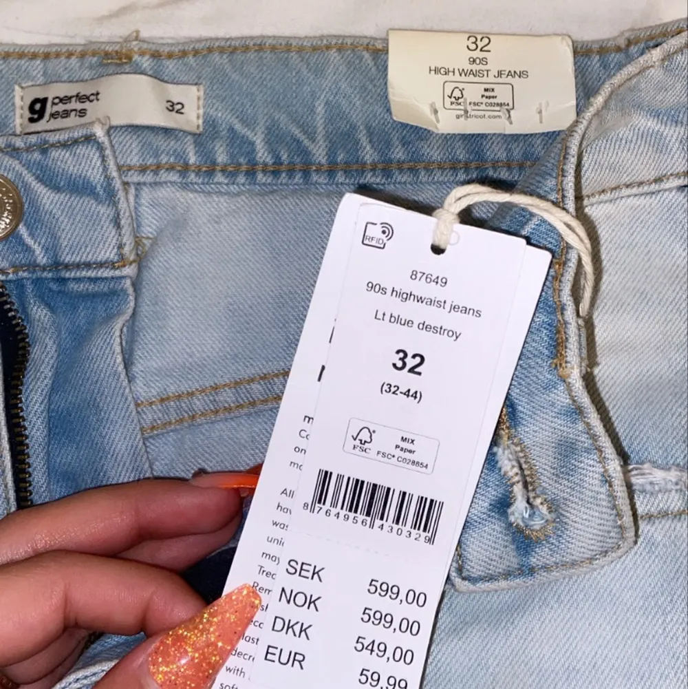 I storlek 32. Helt oanvända, säljs för de tyvärr va för små i storleken för mig! Superfina verkligen. Jeans & Byxor.