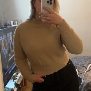 Beige tröja  - Säljer denna suuuper sköna tröja från Pull & Bear då jag inte använder den längre!