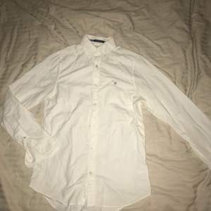 Vit slim fit skjorta från gant, endast använd ett fåtal gånger, storlek XS