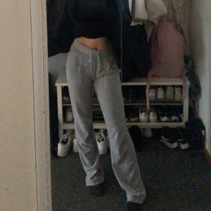 Ljusgrå juicy couture byxor XS - !!! LÄGGER UPP PGA ATT DEN FÖRRA TOGS BORT!!! Säljer mina ljusgrå juicy byxor i ett fint skick. Dom är andvända fåtal gånger och säljer dom pågrund av att dom är några centimeter långa på mig som är 159.❤️ Pris går att diskuteras privat- kom även privat om ni har flera frågor! 