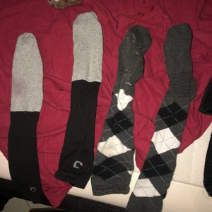 Oanvända strumpor  - 2 par oanvända strumpor som kan användas i stall/när man rider eller som vanliga strumpor bara! Klassiska mönster för ridstrumpor. 