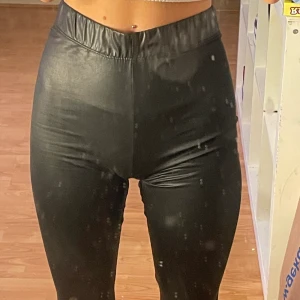 Svarta Läder byxor - Läder byxor i storlek xxs från ginatricot