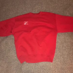 Röd sweatshirt  - Röd sweatshir köpt från beyond retro. Jätteskön passform och knappt använd. Skriv gärna vid frågor!