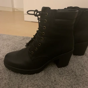 Svarta skor med klack - Ett par svarta skor med hög klack i strl 39