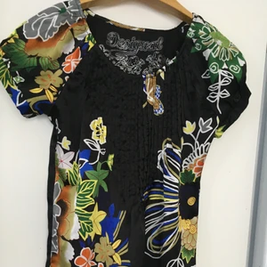 Desigual topp i stl S - Snyggt topp från desigual.stl S. Mycket bra skick 