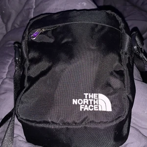The north face axelrämsväska - Säljer min the north face väska då den inte kommer till använding