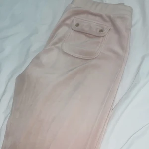 Juicy Couture byxor  - Sparsamt använda juicy byxor i färgen ljusrosa. (Äkta såklart) Säljer pågrund av att jag vill köpa en annan färg. Storlek M men skulle definitivt säga att den är som en S. Bra skick. De är inte lika långa som vanliga juicy byxor. 