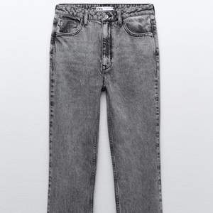 Ljusgråa zara jeans med slits längst ner! Storlek 38. (Jeansen är klippta längst ner så att de går precis till golvet på mig som är 159)