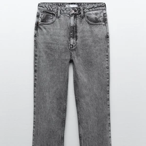 Zara jeans  - Ljusgråa zara jeans med slits längst ner! Storlek 38. (Jeansen är klippta längst ner så att de går precis till golvet på mig som är 159)