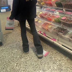 Jeans - Säljer dessa snygga mid rise jeansen från Asos. Använda 1 gång därav nyskick!👌🏼 Skriv för fler bilder.