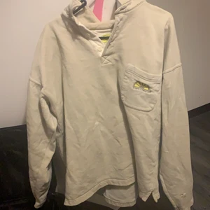 Vintage tröja  - Vintage shirt. Väldigt snygg och tycker om den mycket men den e lite för stor 💜 e ungefär 166cm lång. Passar br till allt! 66kr frakt! 💜💜  köpt i usa!!