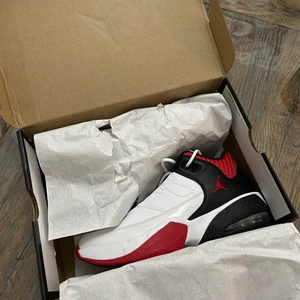 Jordan - Helt nya jordans Max Aura, Fick dom precis och dom passade tyvärr inte mig. Dom är beställda på footlocker för 999kr! Budavgivning! kp för kvitto, box, Scan! Den är liten och tight inte det jag förväntade mig man ska ta en storlek större om man vill att det sitter lite stort!