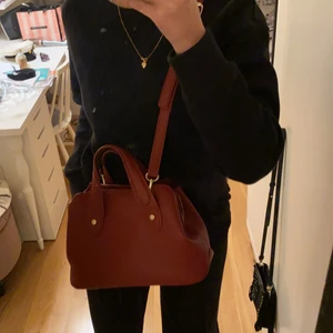 Väska - Säljer min fina röda väska från Zara. Superfin färg och perfekt storlek, man får plats med allt. Sparsamt använt iprincip i nyskick, köpt för 300🤍🤍  Den som skriver först får den, buds annars i kommentarerna 🤍