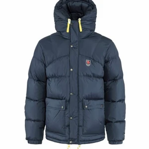 Fjällräven jacka!! - Säljer min Fjällräven Expedition Down Light. Väldigt populär jacka som är slutsåld i hela Sverige. Den är storlek S och färg marinblå. Helt nyskick, har själv aldrig använt den eftersom den för stor för mig. Buda från 4500 kr. 