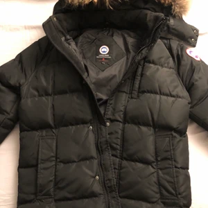 Canada Goose Jacka - En Canada Goose vinterjacka. Väldigt skön och varm i storlek M (passar L) 