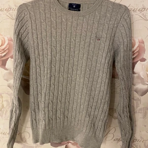 Kabelstickad Gant tröja  - En ljusgrå kanelstickad tröja från Gant i stl S. Tröjan är rund i halsen. Säljer den på grund av att en är för liten för mig. Fick i julklapp 2016 och använt den max 5 gånger. Frakt tillkommer. Nypris: 1 300kr