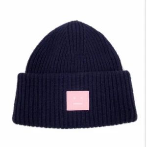 Acne mössa ”Navy pink” - Säljer denna fina och trendiga limited edition acne mössa. Den är i bra skick och har inga defekter. Säljer då den inte kommer till använding längre. Köpt på Nk julen 2019. Pris kan diskuteras❤️ Skriv privat för flera bilder, har tyvärr inget kvitto eftersom jag köpte mössan för längesen och hade inga planer på att sälja den tidigare så kvitto var inget jag tänkte på att spara