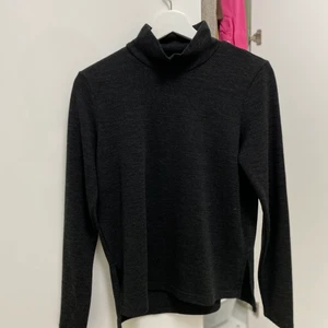 Svart stickad tröja  - Hej, säljer min superfina tröja från pieces i storlek S. Tröjan har en slits och är lite längre bakom. Frakt beror på vad man köper och hur stort det är. 