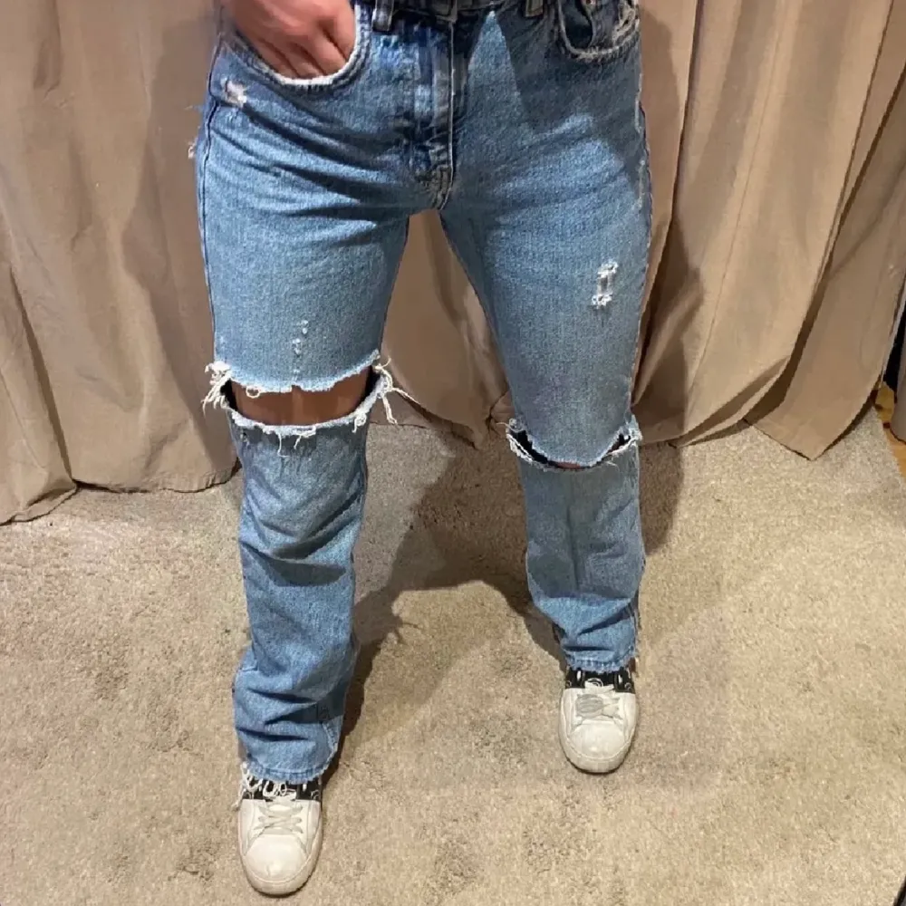 Jättefina jeans från pull&bear🙌🏼 slutsålda, passar både 32 och 34!! Buda från 300kr❤️. Jeans & Byxor.