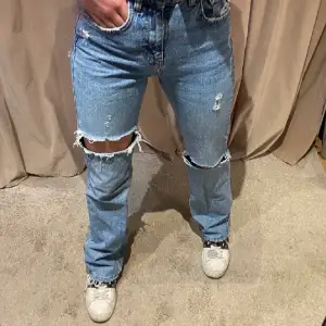 Jättefina jeans från pull&bear🙌🏼 slutsålda, passar både 32 och 34!! Buda från 300kr❤️