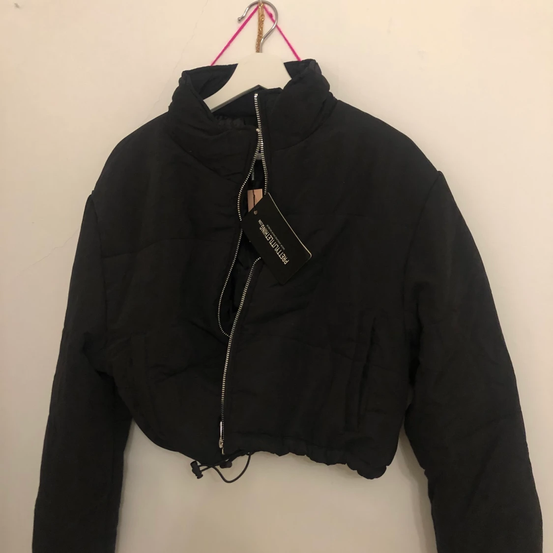 Helt ny Svart croppad pufferjacka