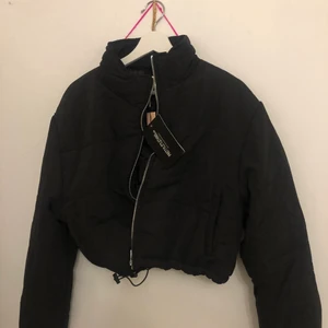 Helt ny Svart croppad pufferjacka  - Köpt från PLT med prislappen kvar. Den va för stor och har ingen användning för den. Strl UK: 12 EU: 40. Pris: 250kr (möts upp i sthlm)