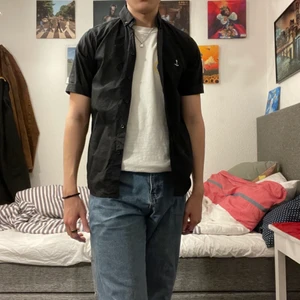 Svart skjorta - Skit snygg svart Skjorta✨. Kond 8.5/10. Storlek small och är true to size💖. Frakt behandlas av köparen 👍🏻