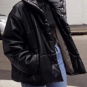 Leather pufferjacket  - säljer min älskade läder puffjacka! Har sparsamt använt den i ca 2 år. Köpt från ”noisy may” i storlek M budgivningen börjar på 250kr + frakt💘💘 (kontakta för fler bilder)