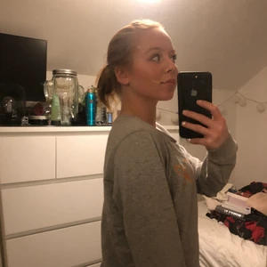 Grå sail racing tröjan  - Säljer min fina grå sail racing tröja eftersom att den inte kommer till använding. Jätte bra skick