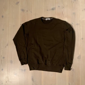 Stone island sweatshirt - Stone island sweatshirt från 2013 tyvärr finns inte patchen kvar!, skick 8/10 inga fel vad jag kan se!, storlek L men sitter mer som en M! Legit checkad med ART nummer på insidan 