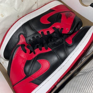 Jordan 1 Mid Banned - Äkta och i topp skick! Andvänt ca 5 gånger💗 Skorna är sanna i storleken, men passar även 39/40. Nypris 2500kr                       Pris kan diskuteras!🤠