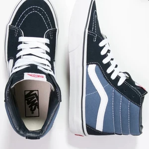 Vans - Säljer mina höga vans då dem inte längre kommer till användning och bara står o skrotar. 