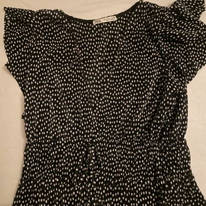 Zara blus - Trendig prickig blus från zara i stl L men passar mig som vanligtvis är xs/s