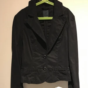 Jacka  - Tjockare kavaj som fungerar bra även som jacka, från Vero Moda. Är i strl 36. Knappt använd. Köparen står för eventuell frakt. 