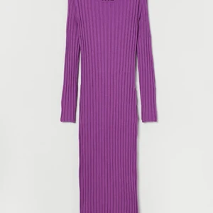 Ribbstickad klänning - H&M - Oanvänd med lappar kvar. Väldigt stretchig men sitter figurnära, passar XS-M. Fin cut out i ryggen 💜