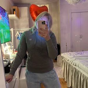 Acne hoodie - Säljer denna otroligt snygga acne hoodie. Rensar min garderob så denna kommer tyvärr inte till användning. Den är i storlek M men passar även storlek S 💗