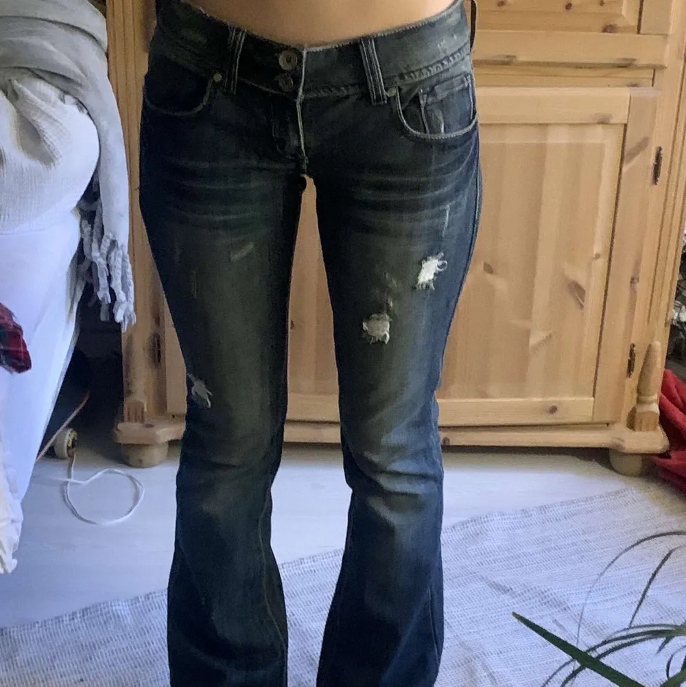 Refuge lågmidjade bootcut jeans, med fint broderi på backfickorna. Ca storlek 36, passar mig som brukar ha S. Jag är 170 å dem är lite långa på mig💕💕. Jeans & Byxor.