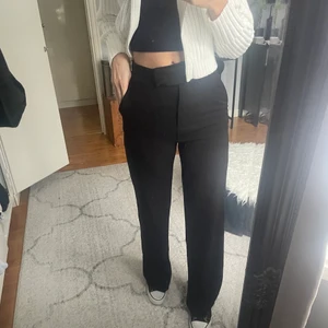 Byxor - Svinsnygga raka byxor från Hm. Slutsålda, storlek 34/XS. Passar både XS-S. Endast testade, aldrig använda. Jag är 168cm lång och dom går hela vägen ner till skorna.