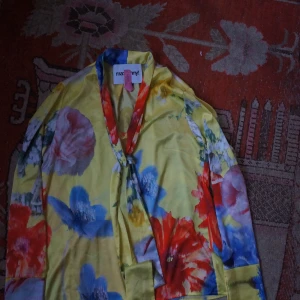MAXJENNY gul siden/silkes blus, S/M. - Fantastisk gul färg med blommor på, siden och polyester, klassisk MAXJENNY motiv. Precis kemtvättas, i princip nyskick. 