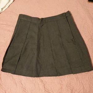 Plisserad kjol - Grå plisserad kjol i nyskick! Storlek S